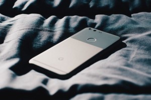 Por qué es peligroso dormir con el celular al lado