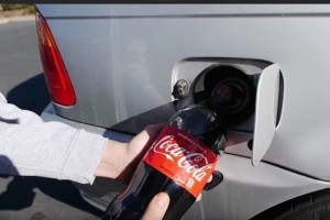 Esto es lo que pasa cuando echas Coca Cola al depósito del auto