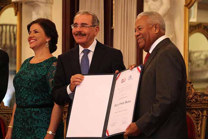 Presidente Danilo Medina entrega Premio Nacional de Periodismo 2017 a Osvaldo Santana