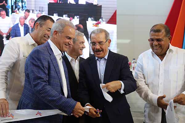 Danilo Medina asiste a la apertura de Downtown Mall Punta Cana