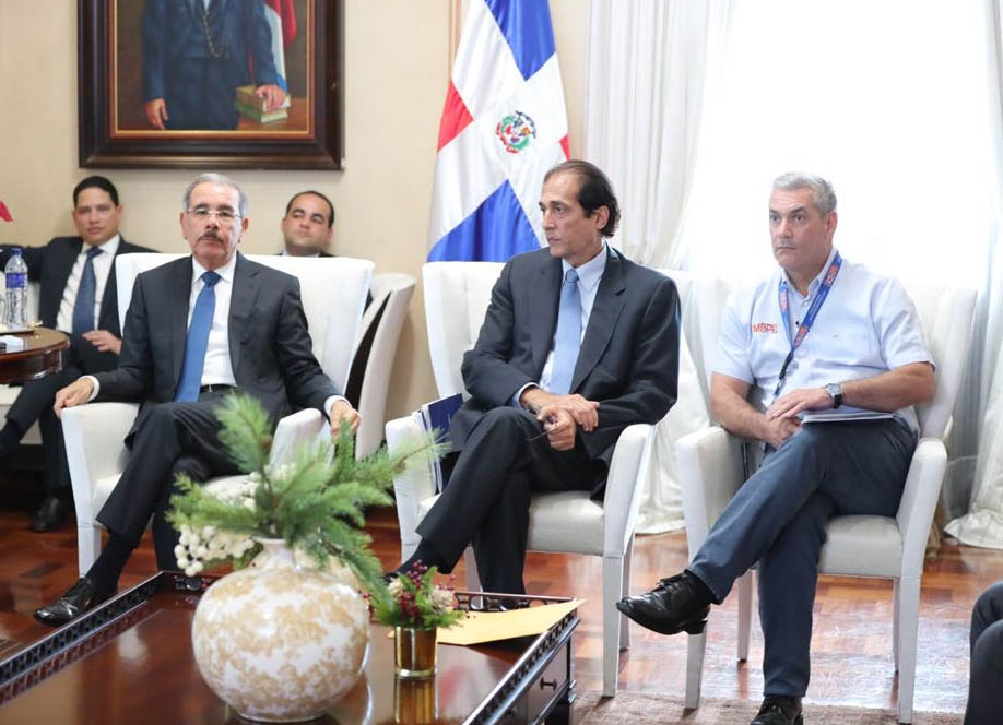 Danilo Medina se reúne con  sector transporte del Gobierno en la construcción de Plan