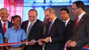 Presidente Danilo Medina entrega centro educativo en Boca Chica