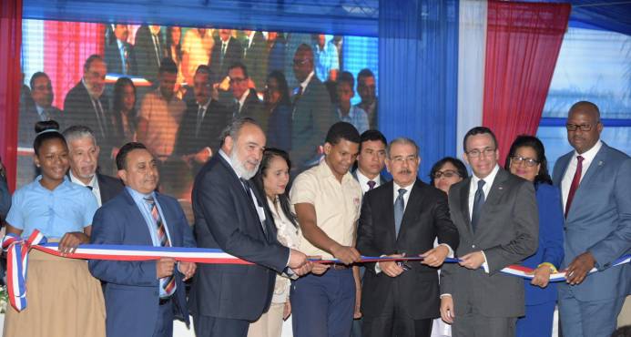 Presidente Medina entrega liceo en Santo Domingo Este