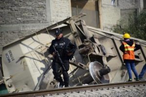Mueren 5 miembros de una familia al descarrilar un tren en México