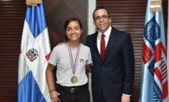 Andrés Navarro reconoce estudiante dominicana gana bronce en Olimpiadas de Matemática