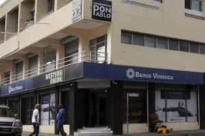 Asaltan Banco Vimenca en Santiago y cargan con más de 11 millones de pesos