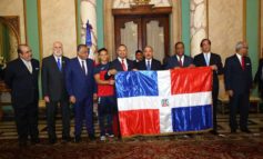 Danilo Medina entrega Bandera Nacional a atletas que participarán en Juegos Centroamericanos y del Caribe de Barranquilla, Colombia
