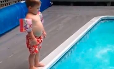 Niño realiza singular clavado en piscina y causa furor en redes sociales (Video)