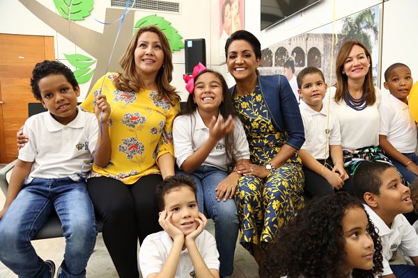 Primera Dama de Guatemala define el CAID como un trabajo que sale del corazón y se interesa por modelo