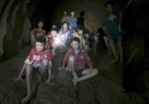 Muere un socorrista tailandés durante la operación para rescatar a los niños en la cueva