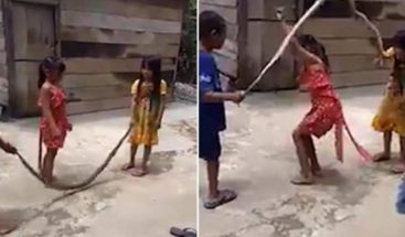 Viral: Niños juegan a la cuerda con una enorme serpiente