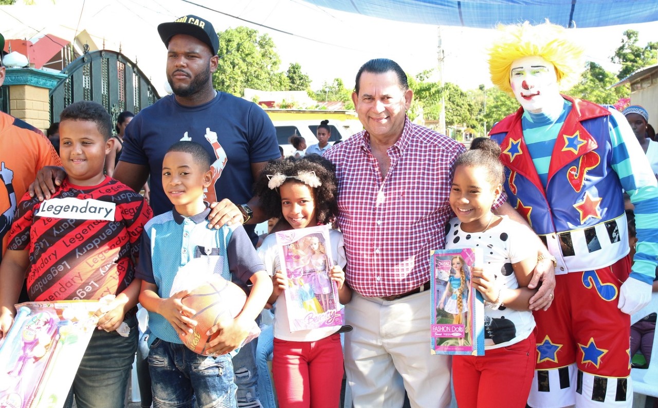 Amílcar distribuye miles de juguetes en la población infantil de los sectores de SFM y la provincia Duarte