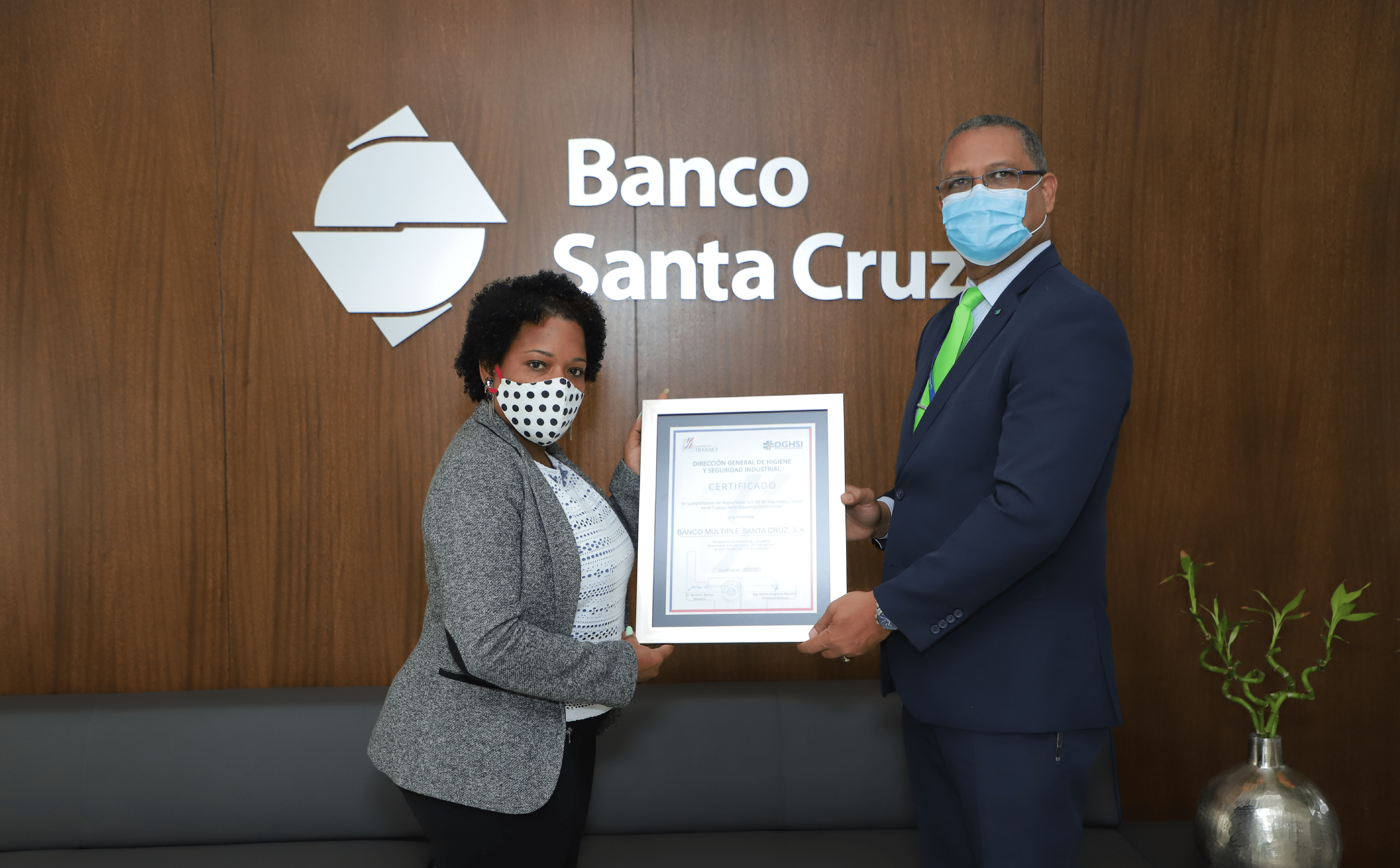 Banco Santa Cruz recibe certificado de seguridad y salud en el trabajo