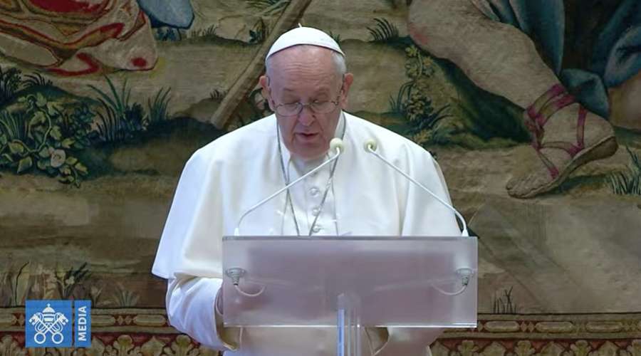 El papa presidió la Vigilia y recordó a los pueblos destruidos por el mal y la injusticia