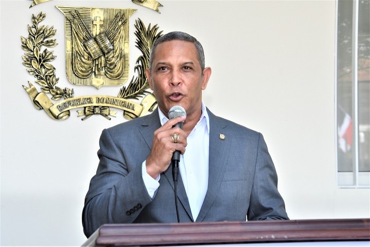 Presidente Abinader designa al senador Franklin Romero como enlace para seguimiento de obras en provincia Duarte
