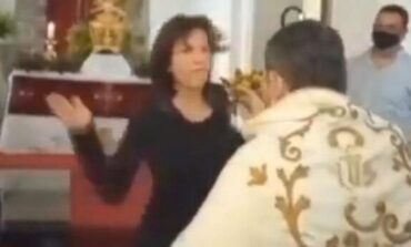 Mujer lanza bofetada a sacerdote mientras oficiaba una misa en Venezuela