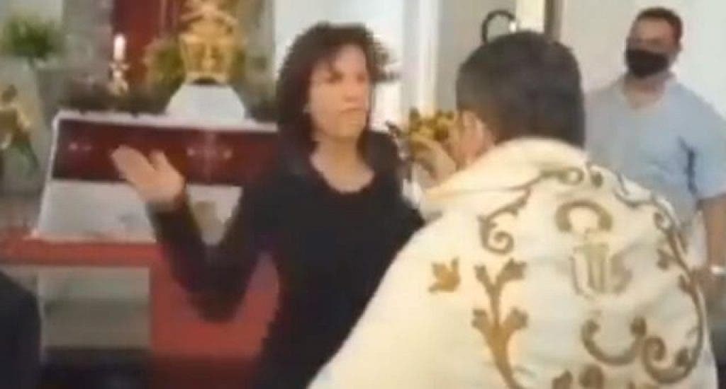 Mujer lanza bofetada a sacerdote mientras oficiaba una misa en Venezuela