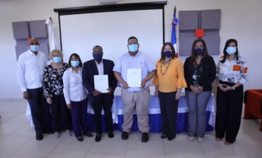 Participantes de la UAPA ganan concurso de investigación del MESCyT