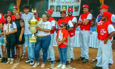 Equipo club Ariel Acosta gana intercambio de softbol internacional entre bellaviteños