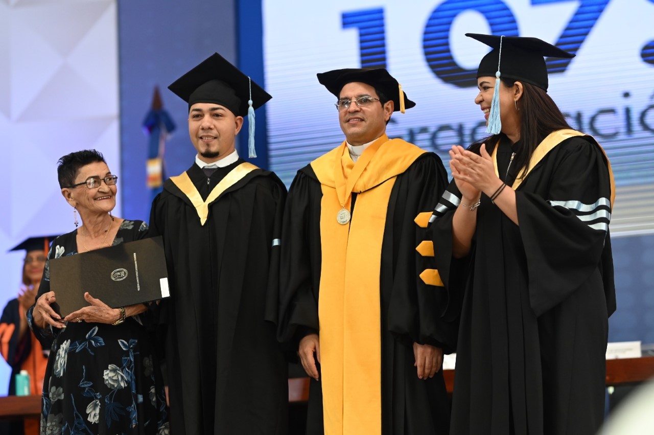 PUCMM celebra 107 graduación en Santiago