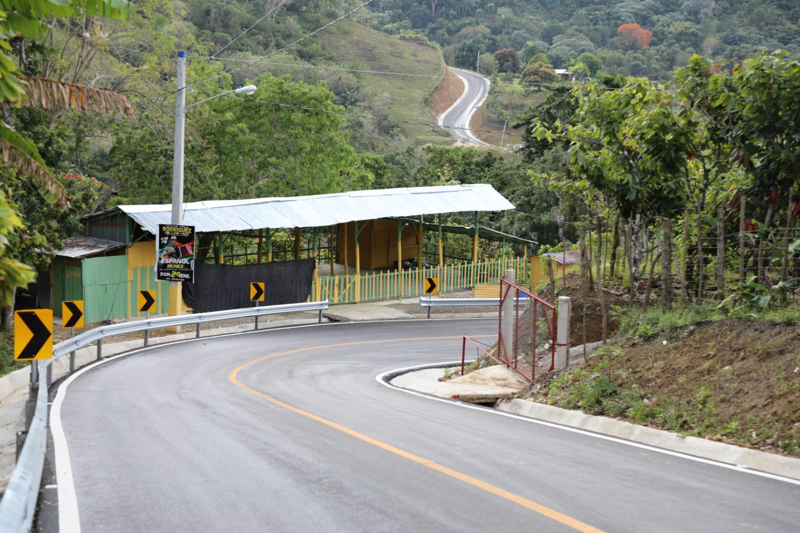 Abinader inaugura carretera y varias obras eléctricas en Santiago