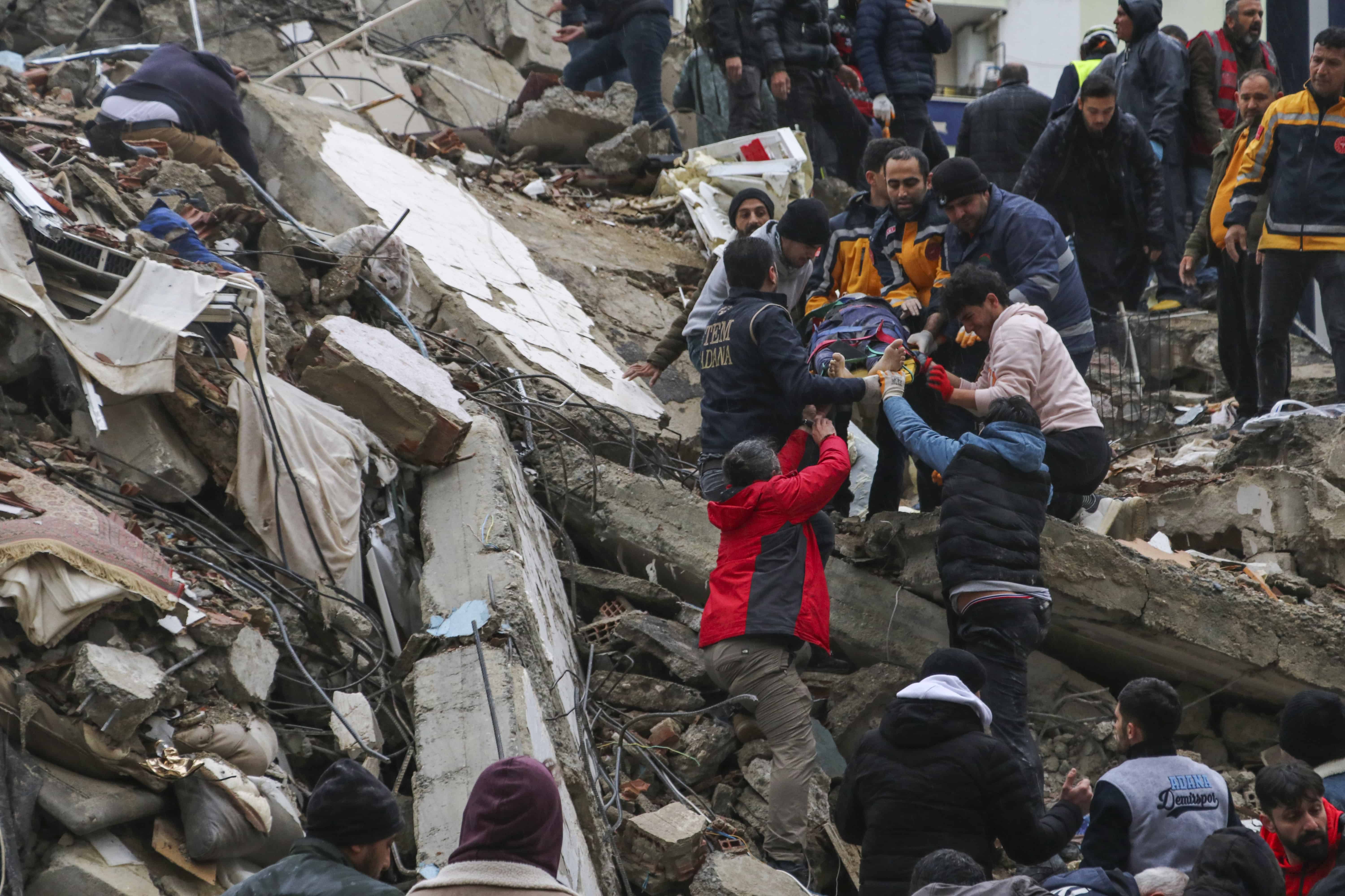 Casi 1,800 muertos en Turquía y Siria por el sismo