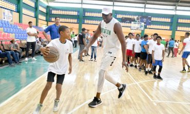 Estrellas del baloncesto aseguran a jóvenes que deportes y estudio son puertas al éxito