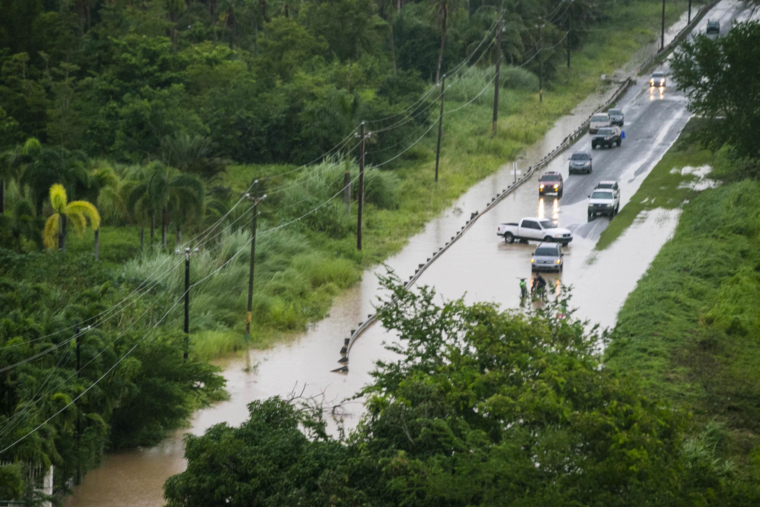 Carreteras cortadas y sectores incomunicados por inundaciones en Puerto Rico