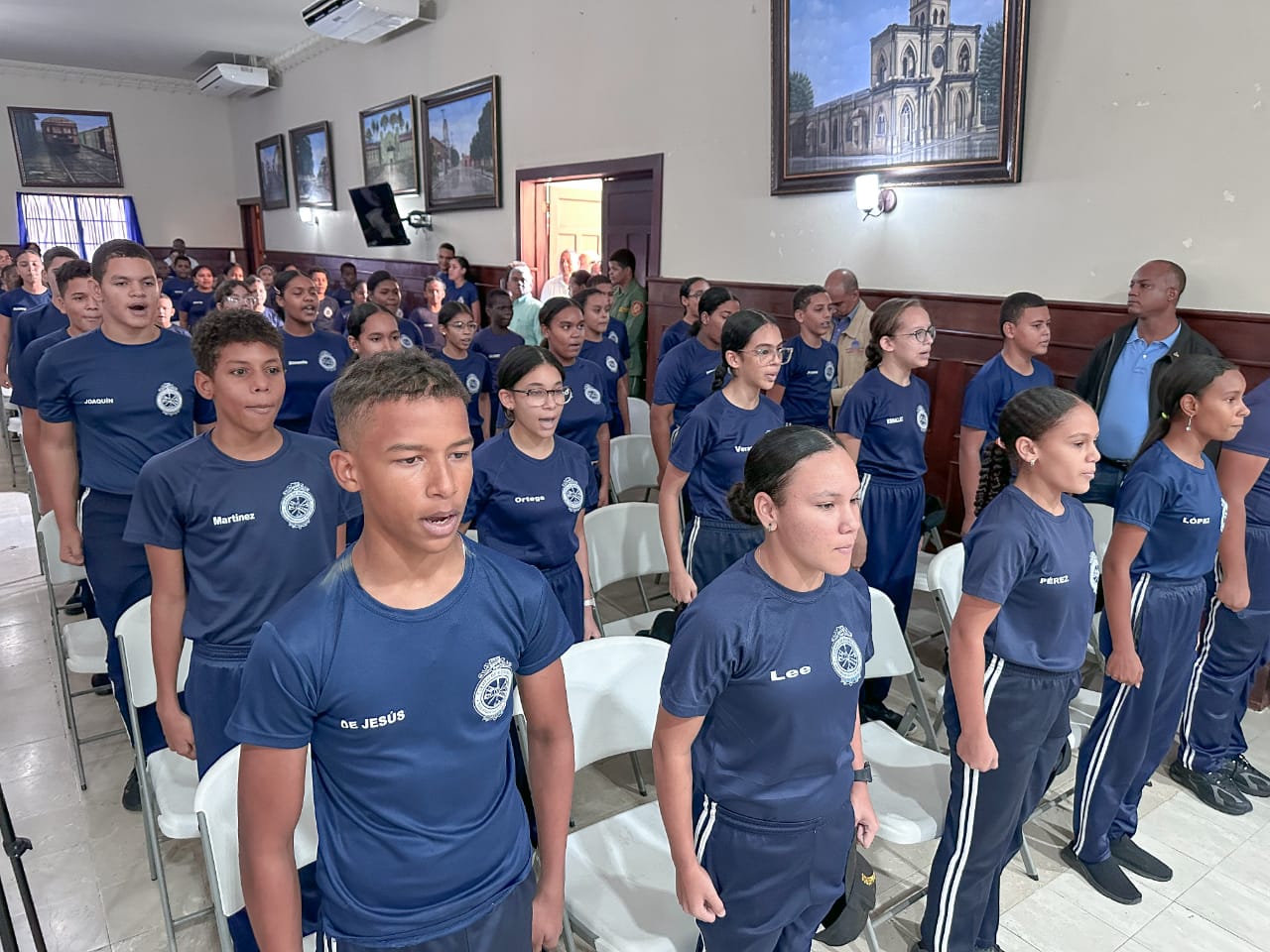 Equipo de adolescentes asume servir a su comunidad desde el Cuerpo de Bomberos