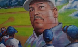 Mural pintado en escuela Andrés Bello de Moca rinde tributo al entrenador y promotor deportivo David Lantigua