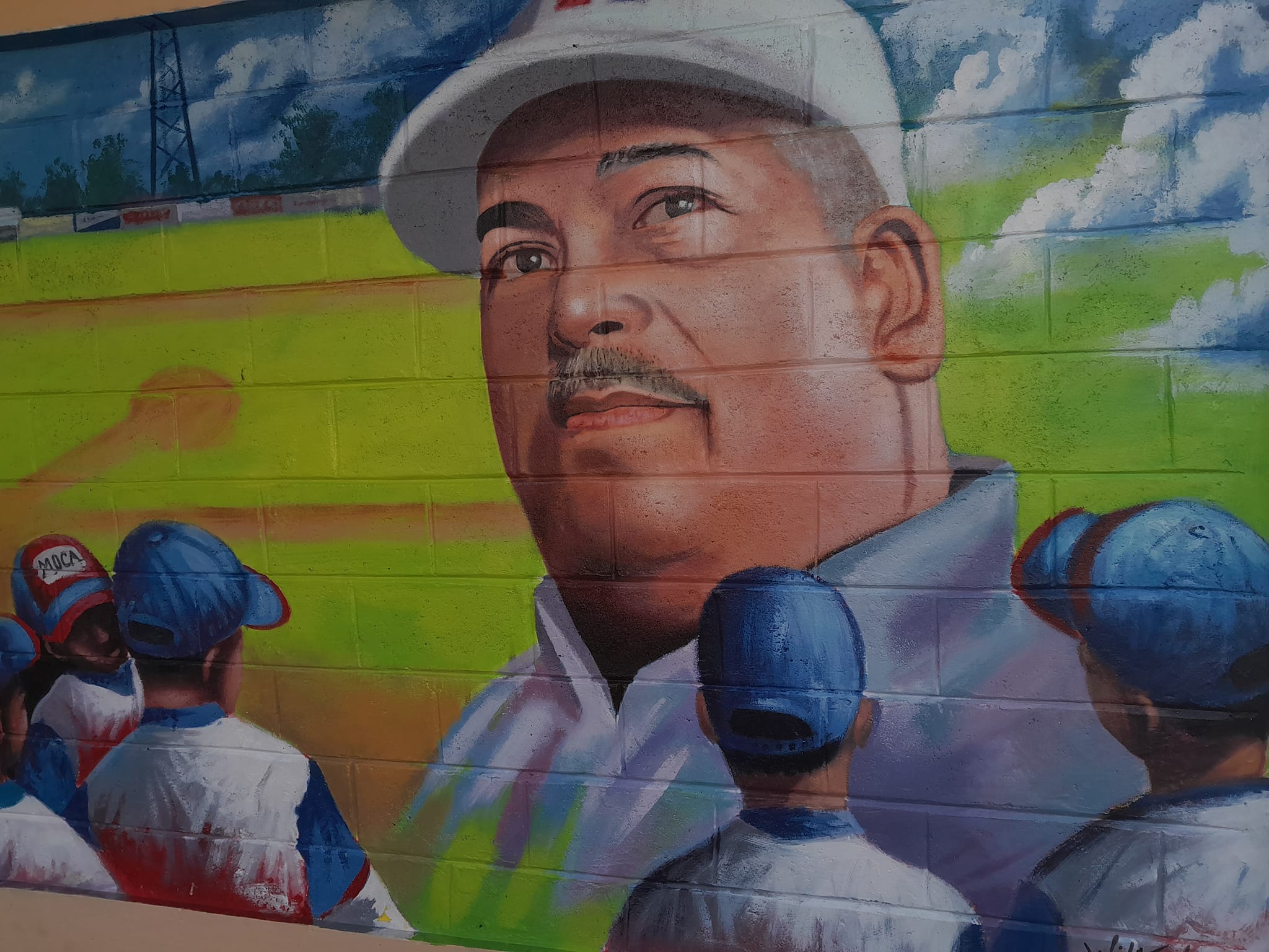 Mural pintado en escuela Andrés Bello de Moca rinde tributo al entrenador y promotor deportivo David Lantigua