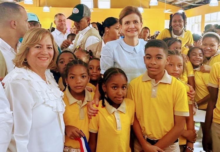 Raquel Peña encabeza acto inauguración centro educativo en Tamboril