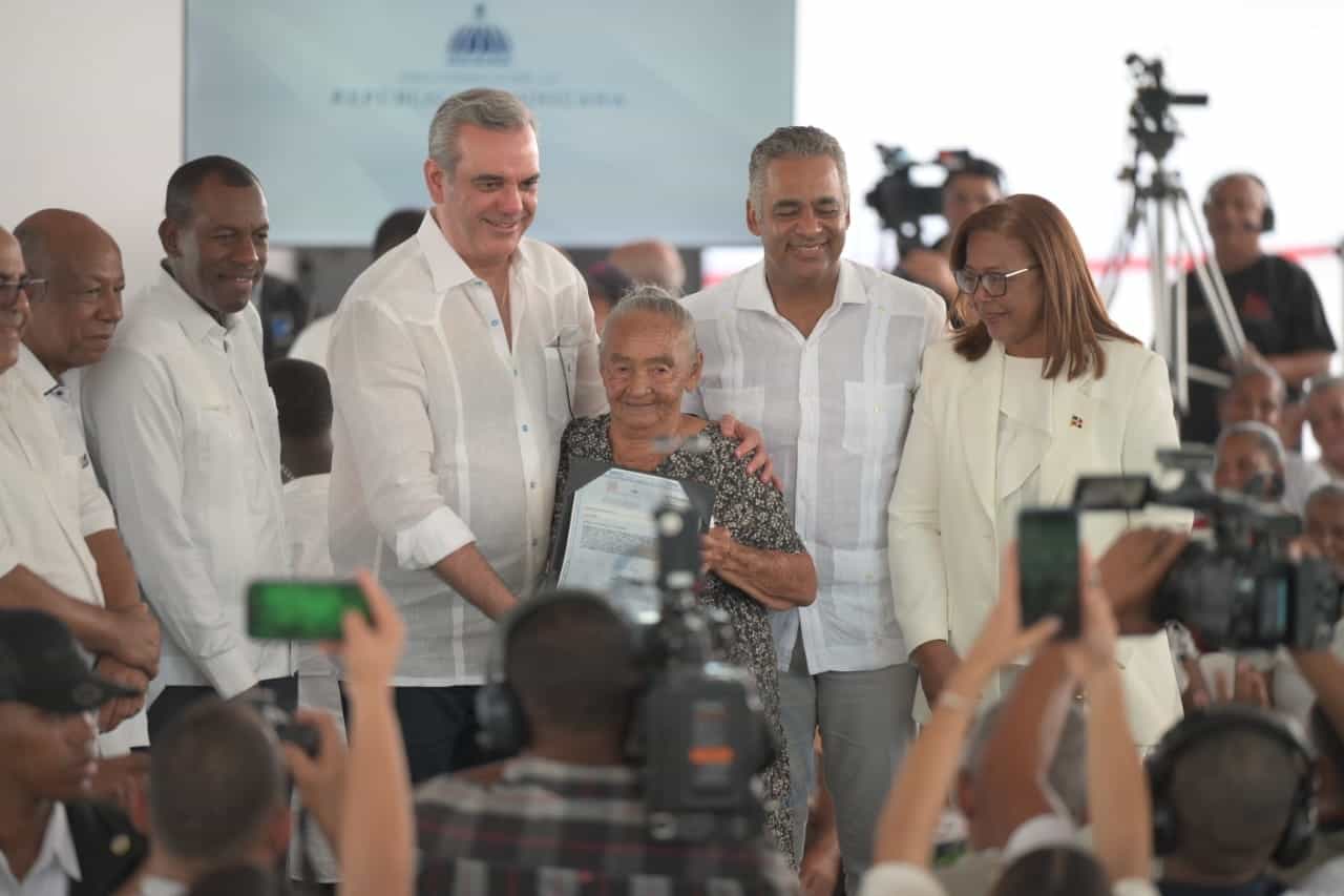 Presidente Abinader entrega 1,188 títulos de propiedad en Elías Piña y Dajabón