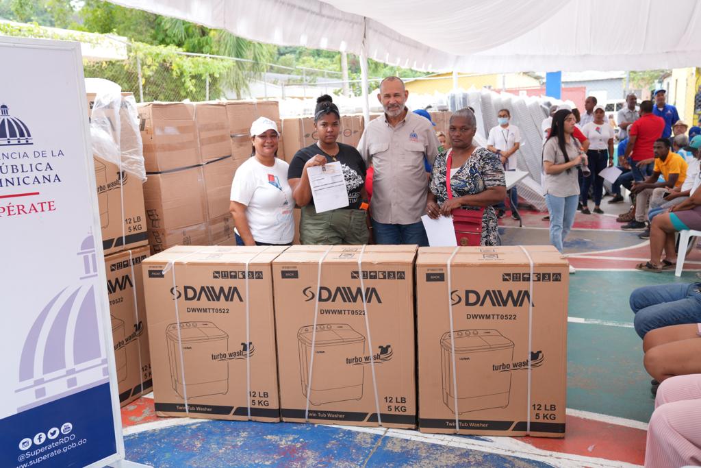 Gobierno entrega 514 artículos del hogar a 297 familias afectas por el disturbio tropical en Santo Domingo Oeste