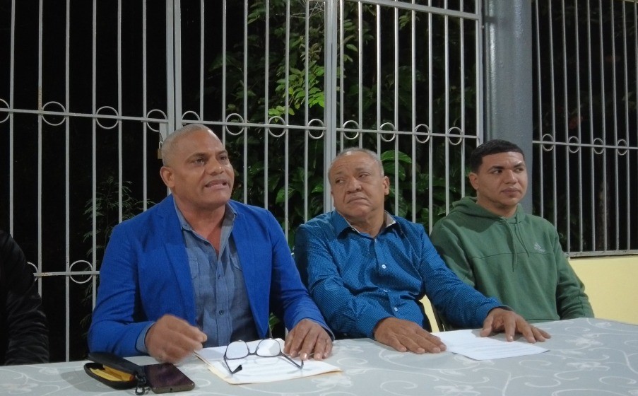 Dirigentes municipales de Santiago renuncian al PLD