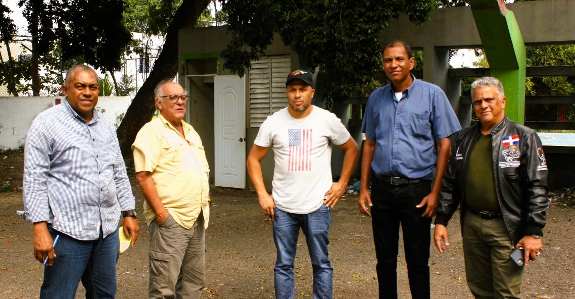 MIDEREC-Santiago en reparación de canchas de sectores que circundan avenida Yapur Dumit