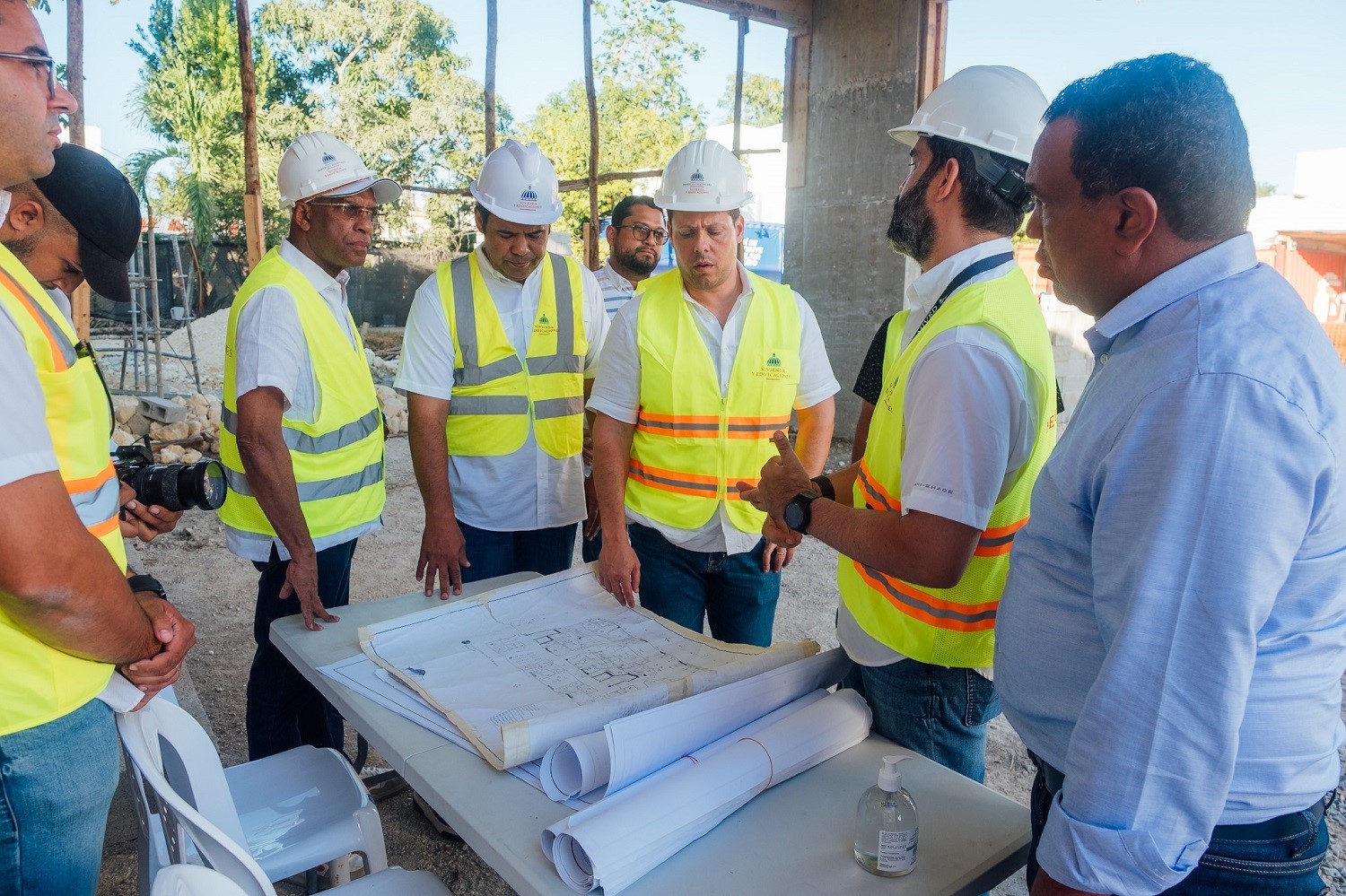 Ministro Carlos Bonilla supervisa avances en construcción de Unidad Traumatológica de Higüey