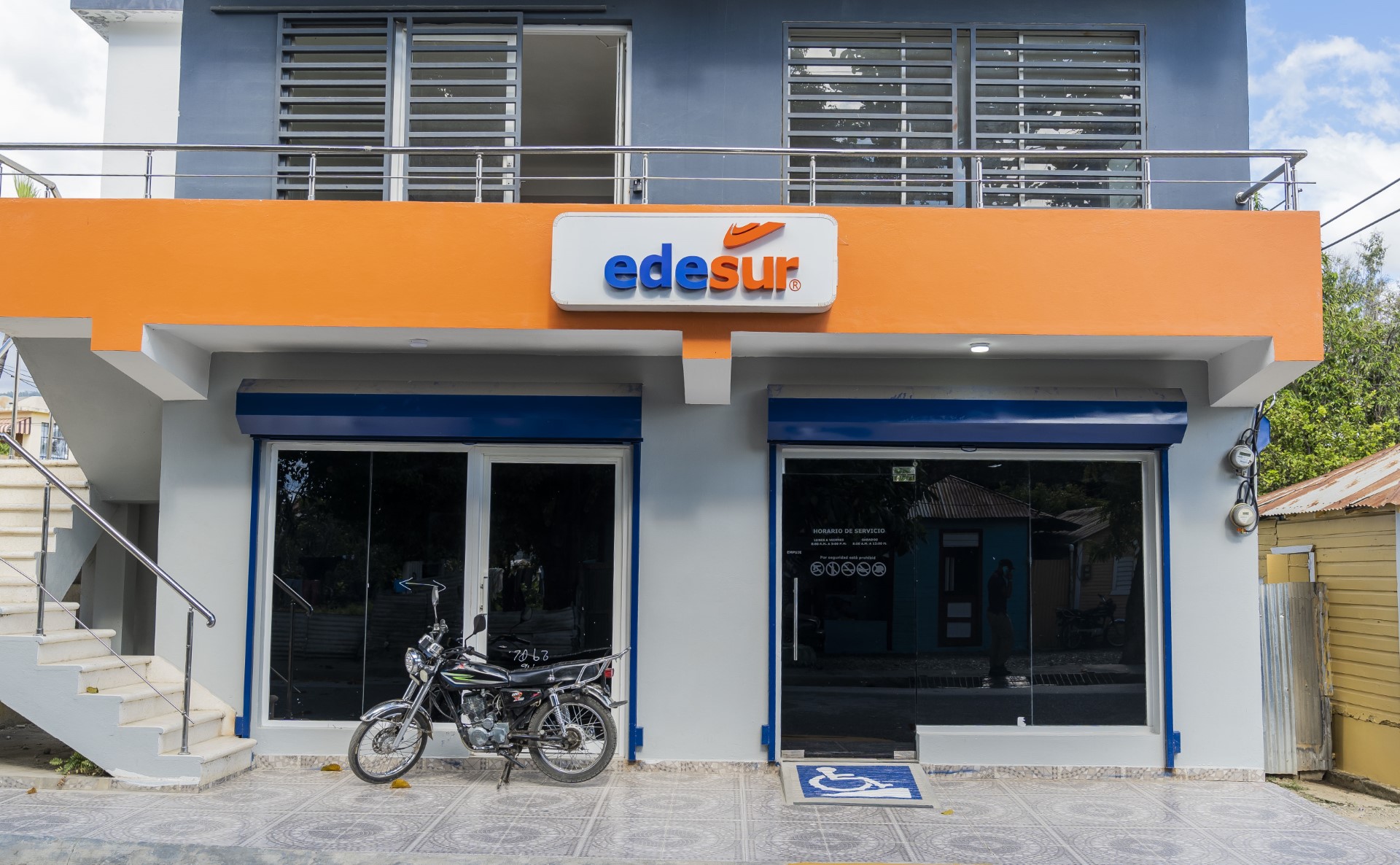 Edesur abre oficina comercial, ilumina y rehabilita redes en Juan de Herrera, en San Juan