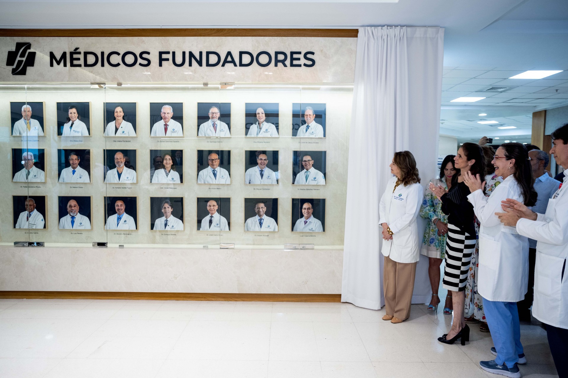 Hospital Metropolitano de Santiago realiza develamiento de galería fotográfica