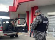 Ocupan dos vehículos utilizados por asaltantes de Banreservas; continúa investigación