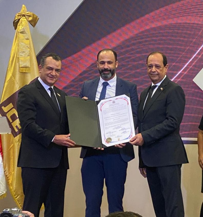 Doctor Robinson Santos recibe certificación como diputado de la provincia Espaillat