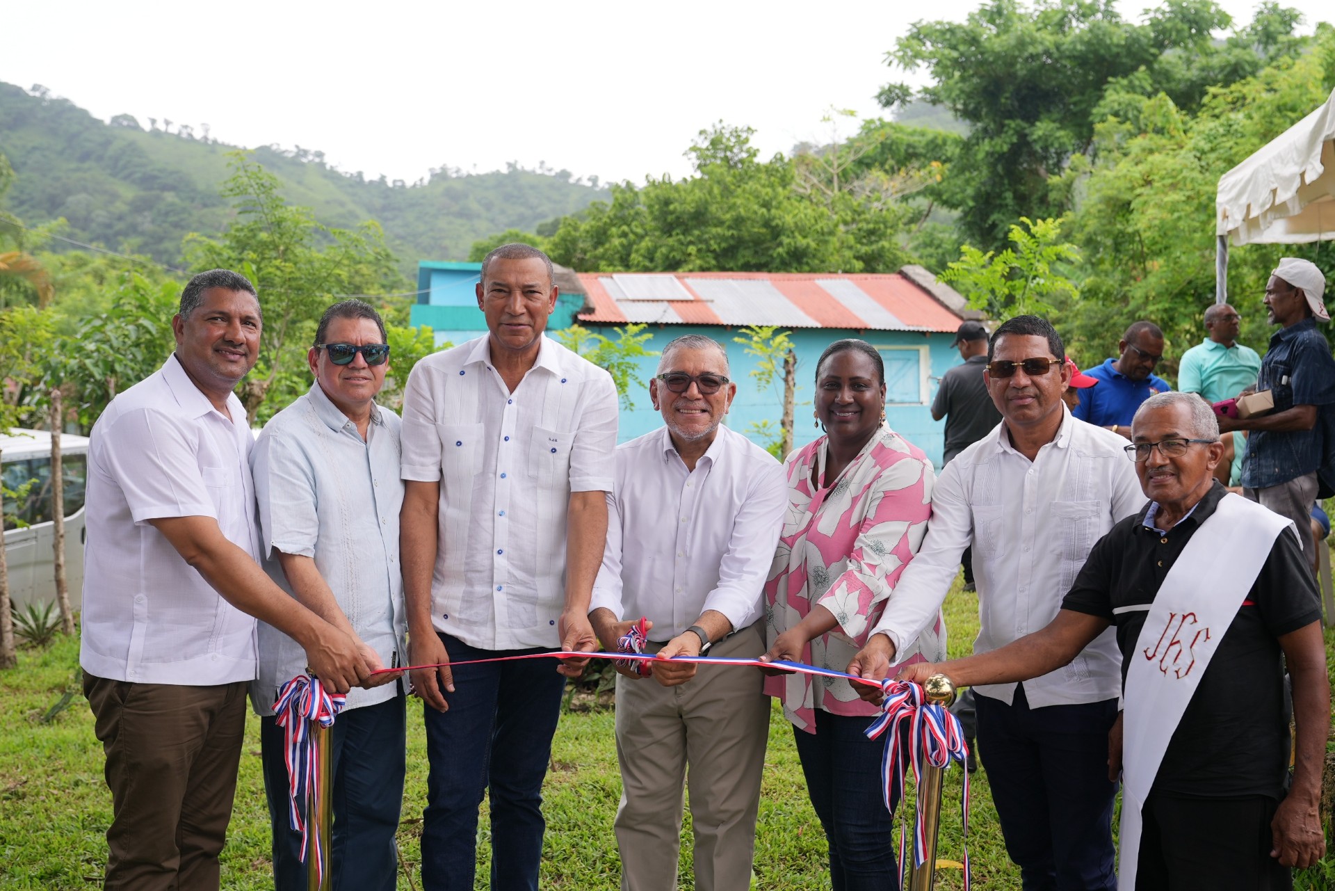 Energía y Minas electrifica hogares con paneles solares en Arroyo Santiago, El Seibo