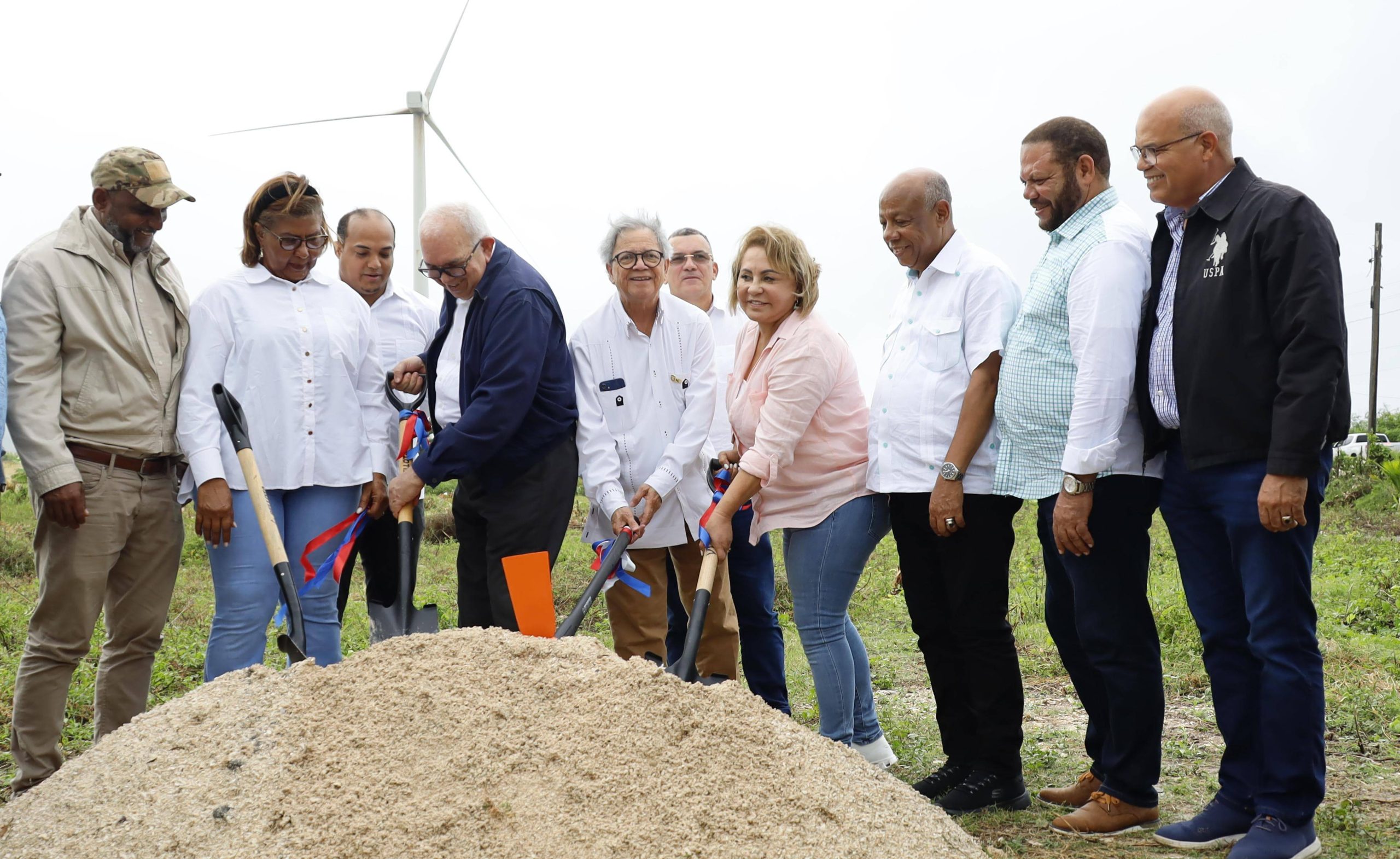 IAD, instituciones del Gabinete Agropecuario y UNEV dan primer picazo en El Valle de Juancho para construcción planta de abono orgánico