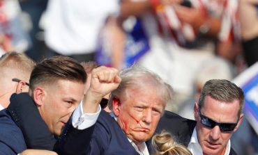 Trump, aparentemente herido, es evacuado a pie de mitin en Pensilvania tras disparos