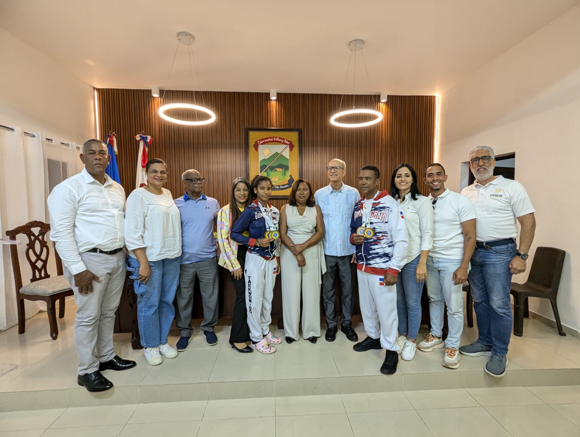 Ayuntamiento de Villa González recibe a atletas destacados en competencia panamericana de taekwondo ITF en Colombia