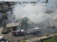 911 coordina asistencia de 21 unidades de bomberos para sofocar incendio afecta fábrica de cigarros en Moca