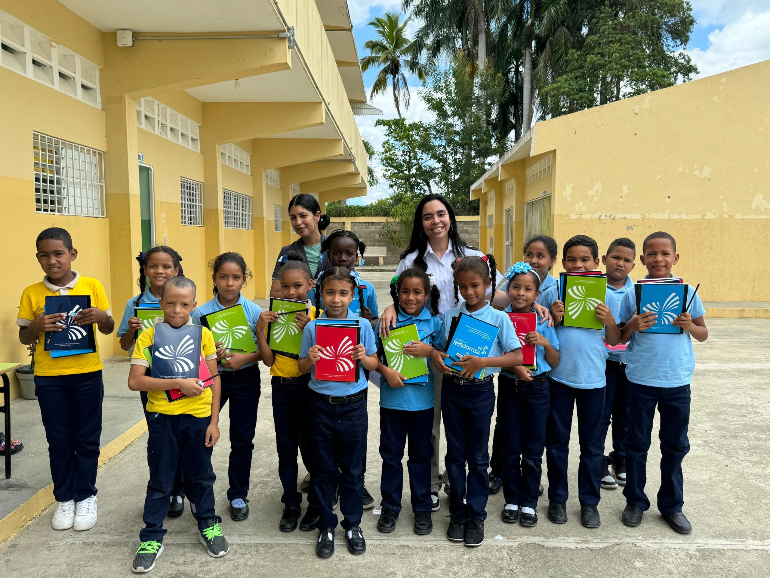 Fundación Refidomsa entrega útiles escolares a cientos de niños de todo el país