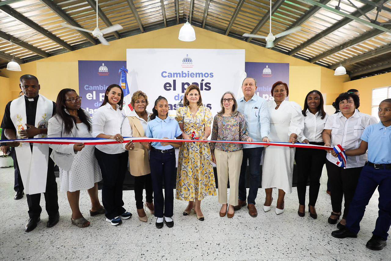 Vicepresidenta Raquel Peña inaugura escuela y Caipi en Santo Domingo Norte