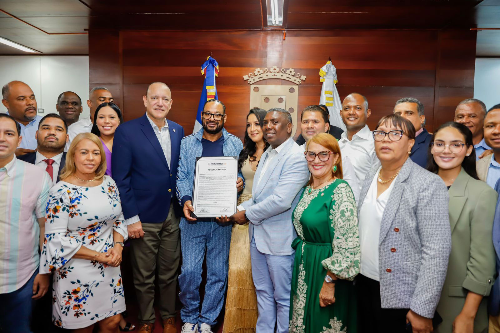 Alcaldía de Santiago reconoce a Luis Vargas y Alberto Cruz como “Hijos Adoptivos” del municipio