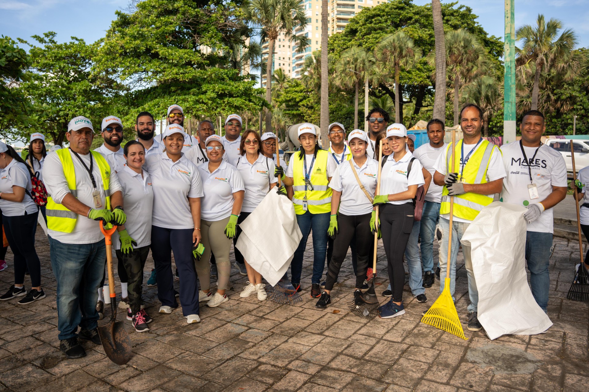 BANDEX y el Ministerio de Medio Ambiente realizan jornada de limpieza en Playa Güibia